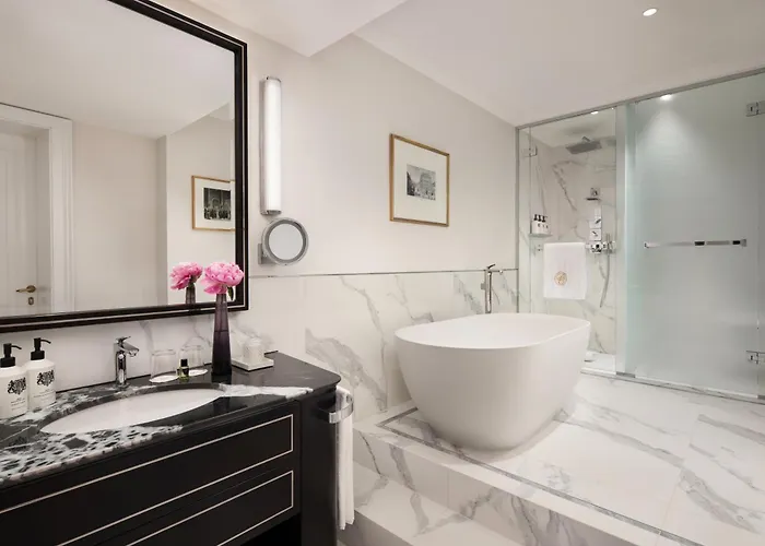 Palais Coburg 5*