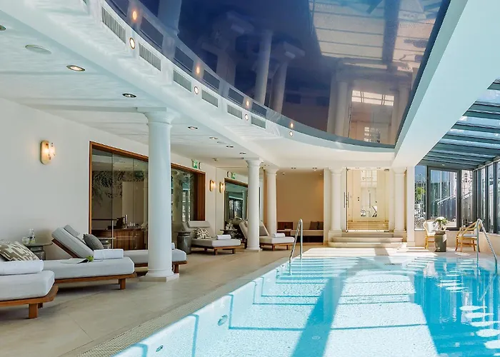 Palais Coburg فندق 5*